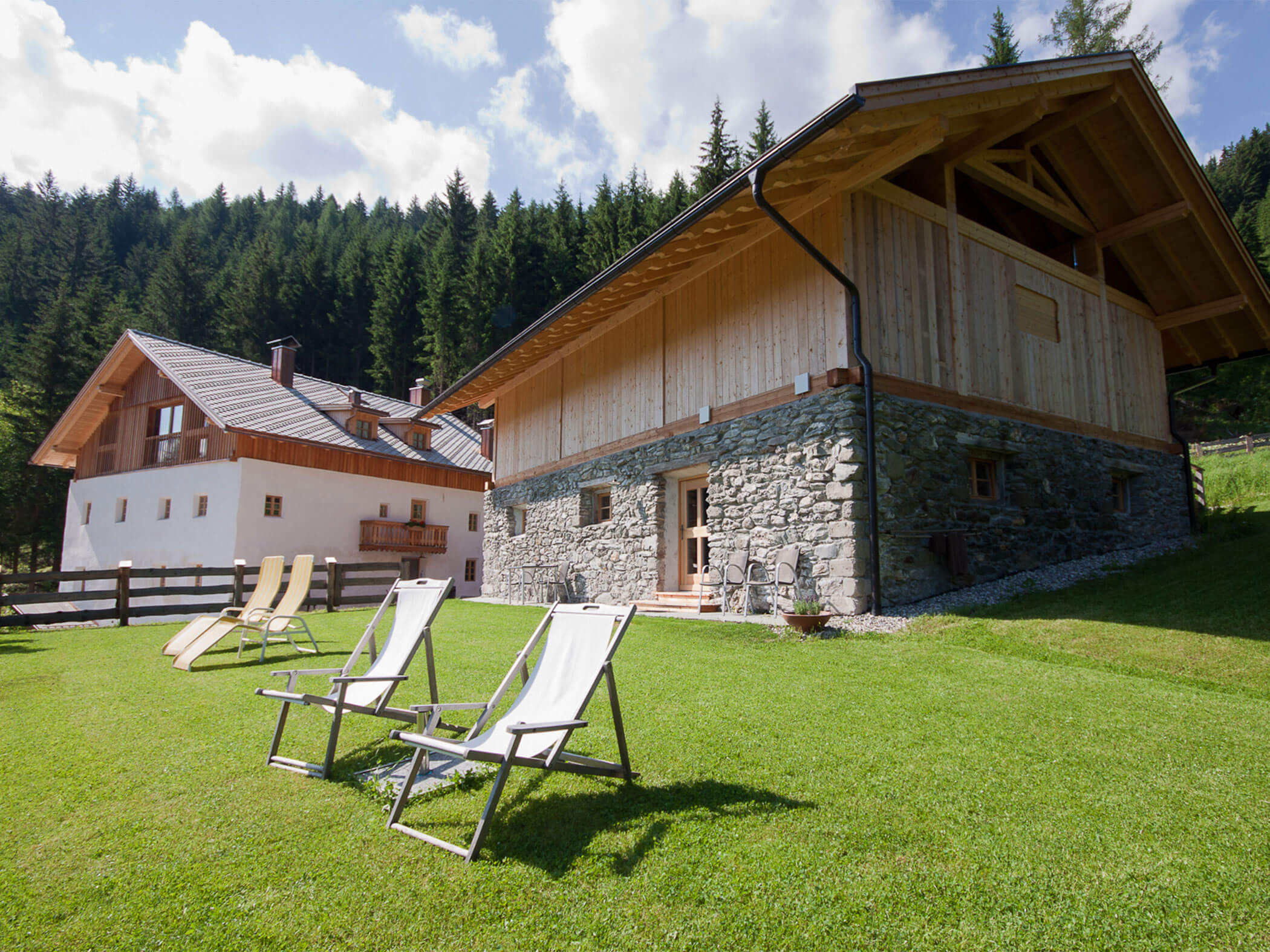 Giardino con sedie a sdraio